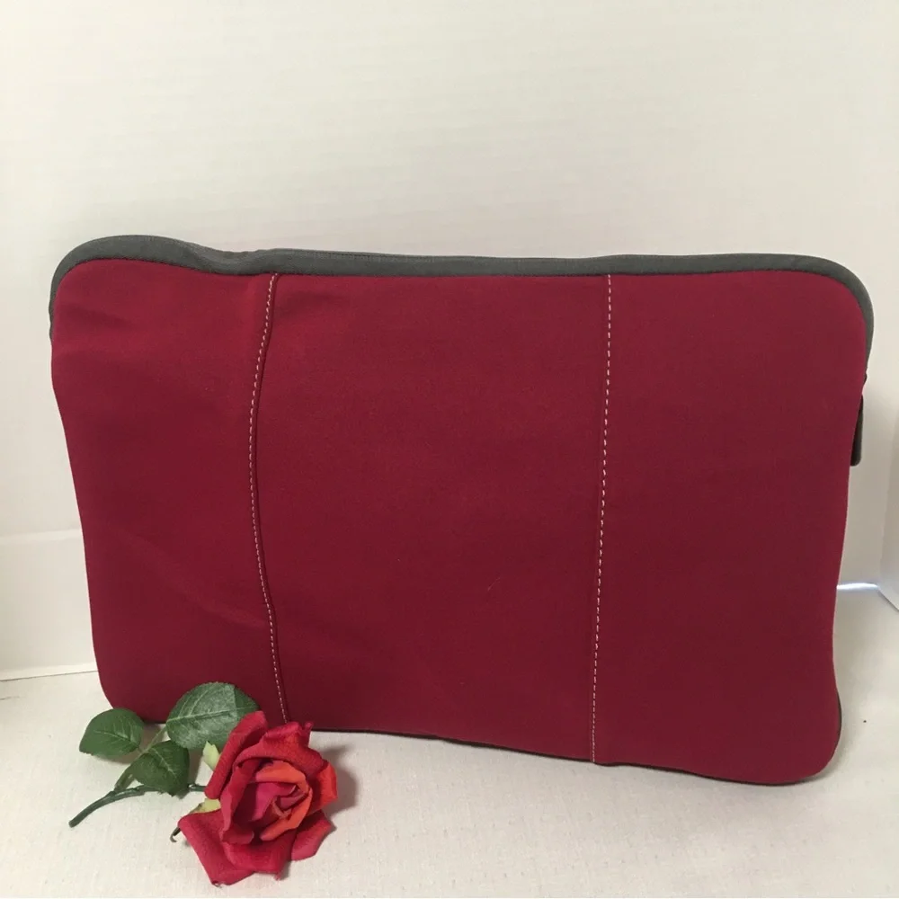 Targus laptop sleeve protector case red zips closed 15” EUC